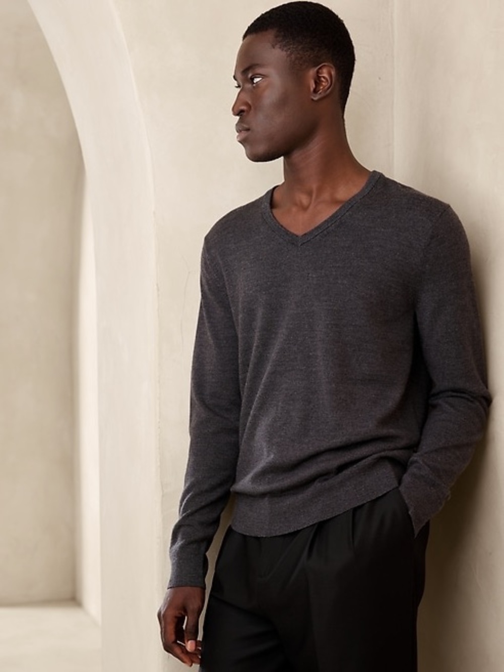 Banana Republic Merino Wool V-Neck Sweater Size Medium Charcoal Grey